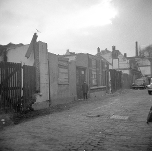 800504 Gezicht in de A.B.C.-straat te Utrecht, met de restanten van de grotendeels gesloopte huizen A.B.C.-straat 17 ...